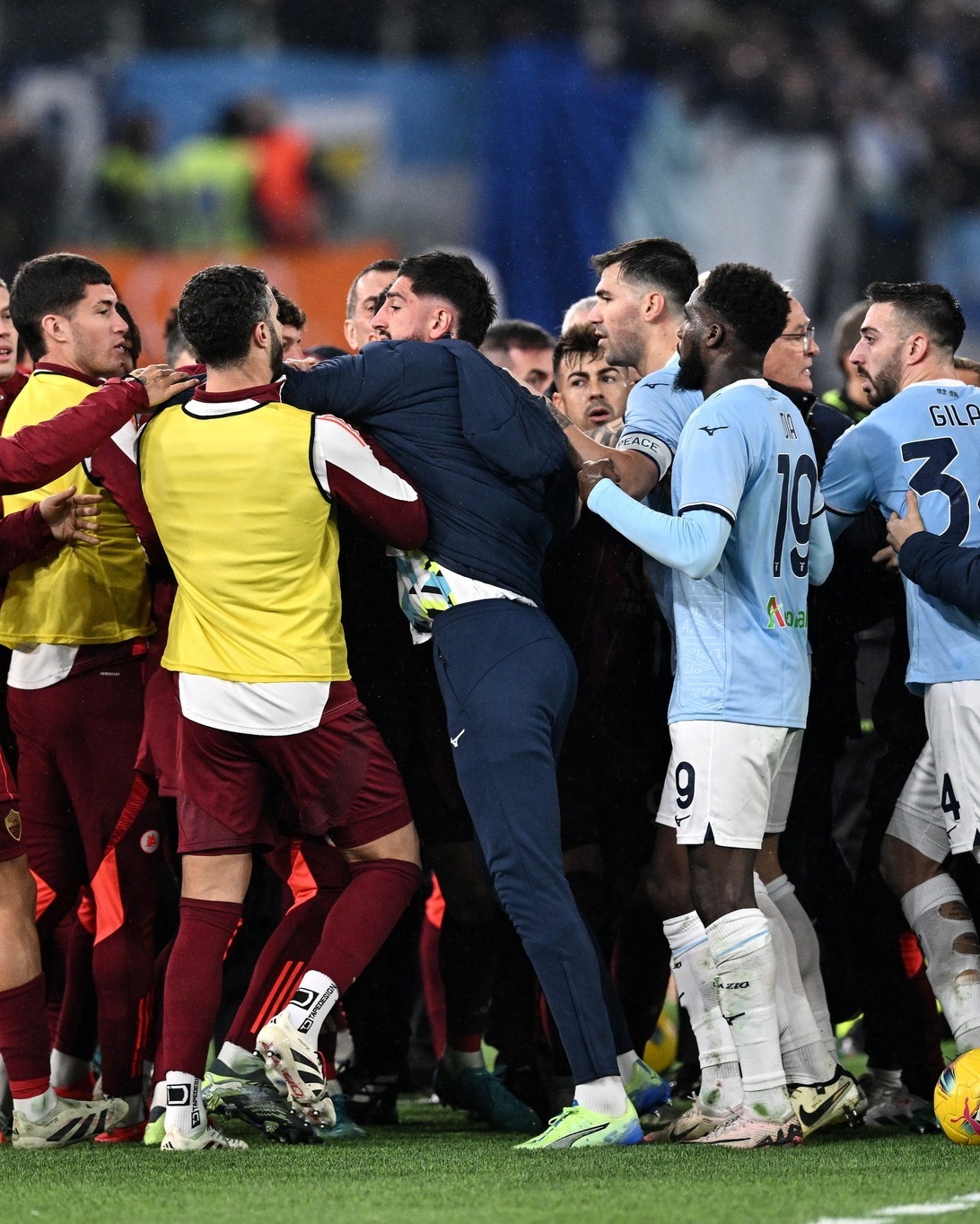 欧洲杯预选赛场面混战,球迷热烈呐喊