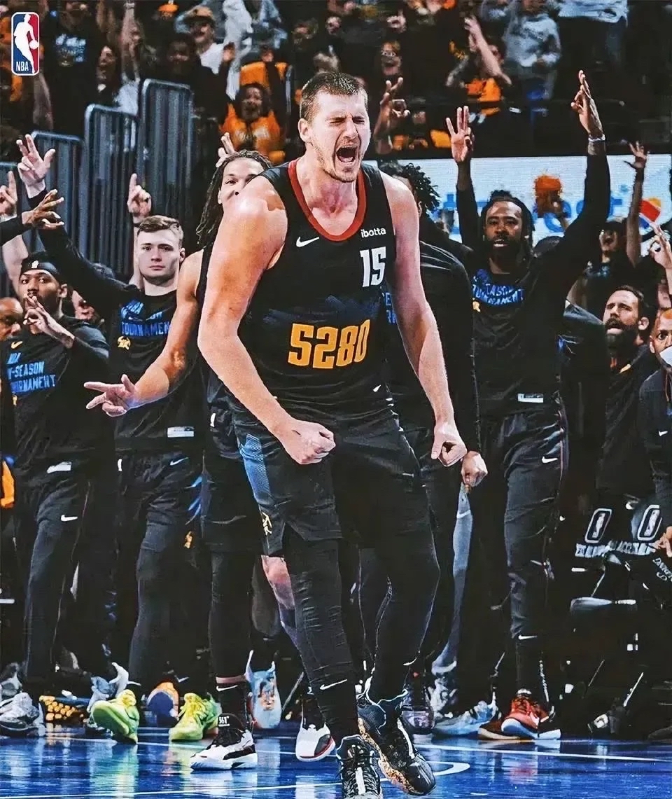 约基奇狂砍库里分，逆转取胜迎来新赛季高光！的简单介绍