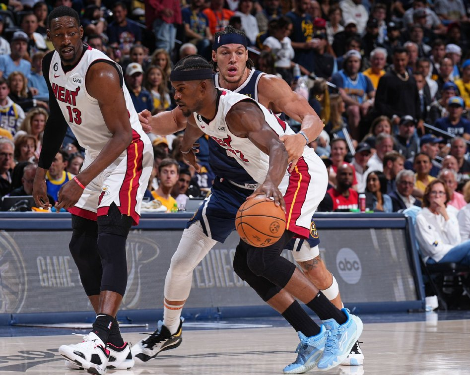 包含巴特勒连续五场比赛得分超过爆冷，雄鹿挑战极限！的词条